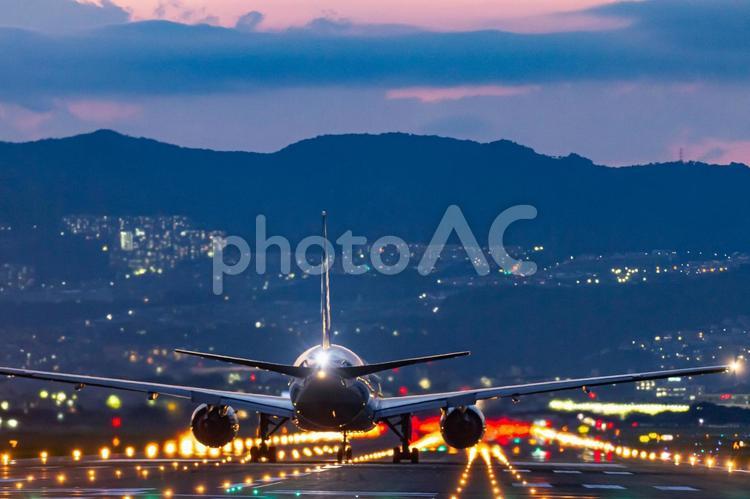 滑走路で離陸スタンバイする大型旅客機 飛行機,航空機,旅客機の写真素材