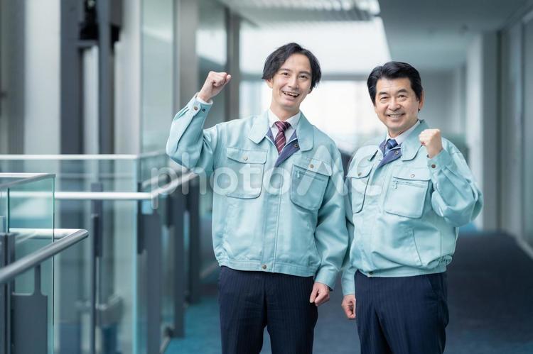 ビルメンテナンスする男性のエンジニア エンジニア,ビルメンテナンス,会議の写真素材