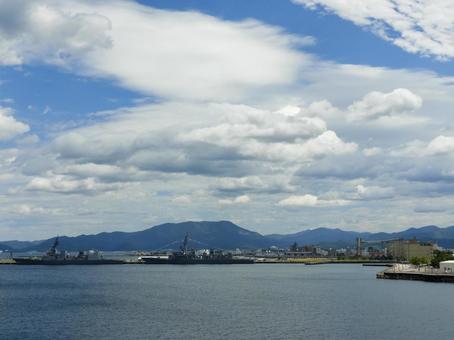 護衛艦が停泊する青森港と夏泊半島 護衛艦が停泊する青森港と夏泊半島 青森港,青森市,本港の写真素材