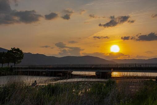 橋を照らす夕日 橋を照らす夕日の写真