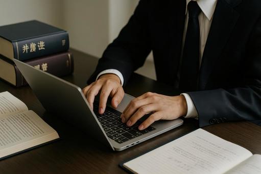 裁判官がメモをとる 裁判官がメモをとるの写真