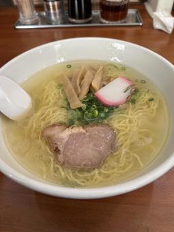 透き通る黄金の塩ラーメン 透き通る黄金の塩ラーメンの写真