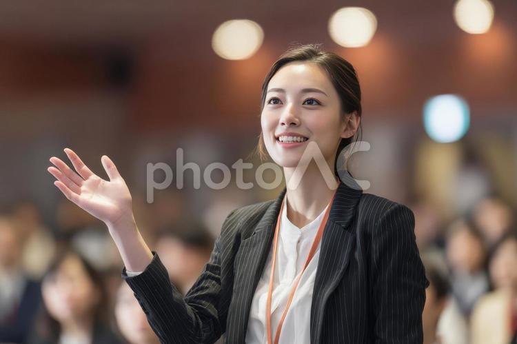 プレゼンをするビジネスウーマン 女性,ビジネス,プレゼンテーションの写真素材