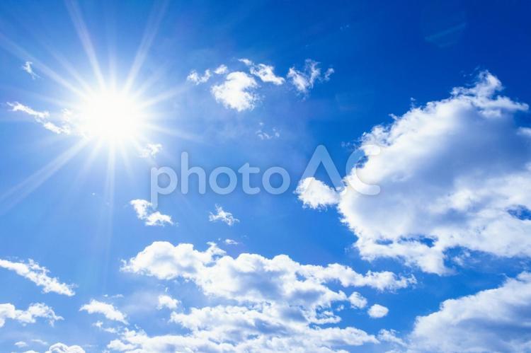 爽やかな冬の青空と雲と太陽 太陽,逆光,青空の写真素材