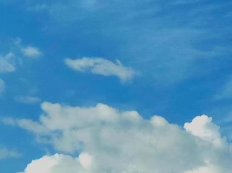 夏空　青空　ふわふわの雲　背景素材 夏,夏空,青空の写真素材