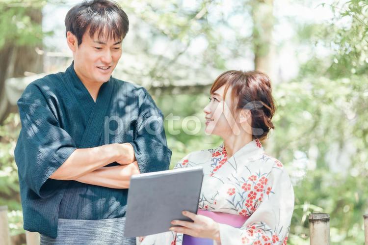 タブレットを使う浴衣姿の男女 浴衣,タブレット,タブレットpcの写真素材