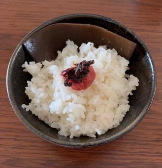 あきたこまち昆布ご飯にかつお梅の茶碗飯 あきたこまち昆布ご飯にかつお梅の茶碗飯の写真