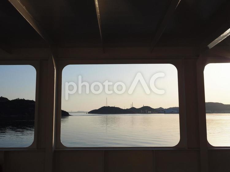 船からの夕景２ 船,夕景,逆光の写真素材