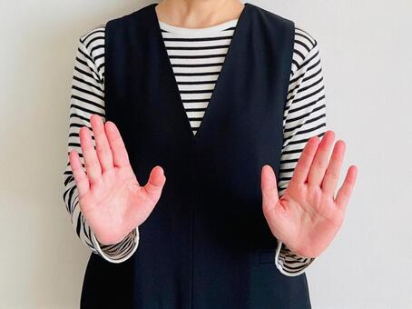 両手で拒否する女性 拒否,やめて,女性の写真素材