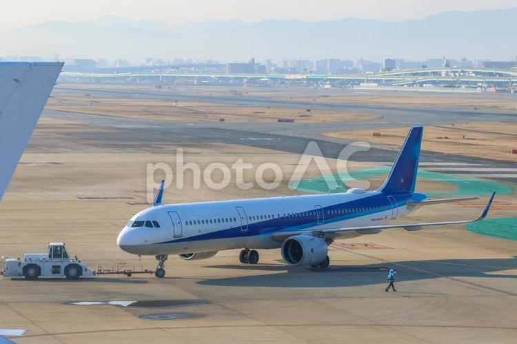 福岡空港、朝陽と飛行機の影 福岡空港,朝,飛行機の写真素材