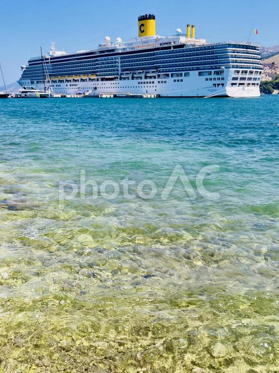 きれいなイオニア海とクルーズ客船 イオニア海,海,青空の写真素材