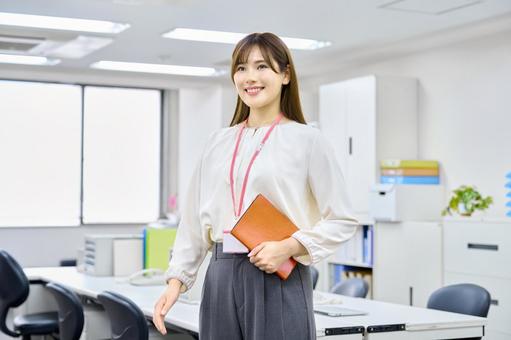 オフイスを笑顔で歩くビジネスウーマン ビジネス,ビジネスウーマン,笑顔の写真素材