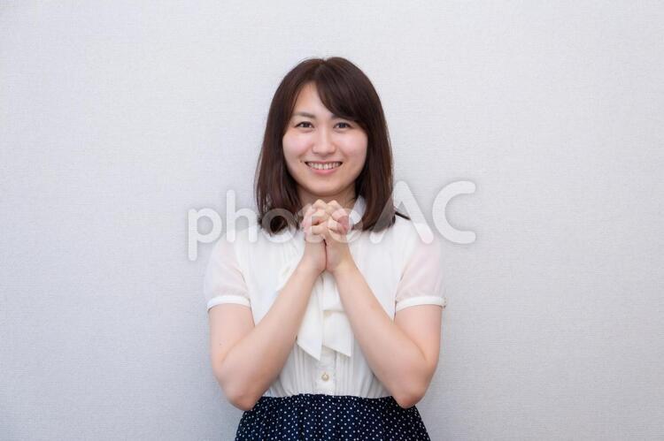 胸元で手を祈るようにしている女性 女性,ol,手の写真素材