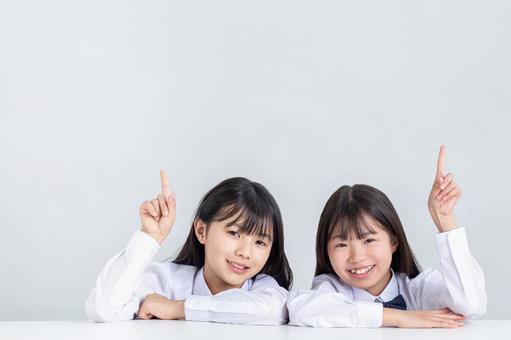 指差しサインする女の子 指差しサインする女の子 子ども,制服,サインの写真素材