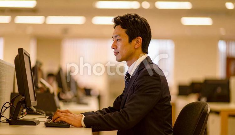 デスクワークをするビジネスマン ビジネスマン,男性,デスクワークの写真素材