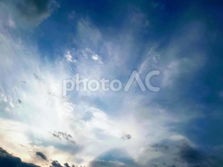 夕方に見た不思議な空模様 夕暮れ,夕焼け,青空の写真素材