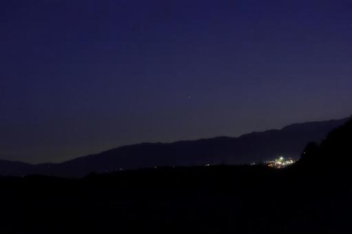 夜明け前の星空景色②天体 夜明け前の星空景色②天体 夜明け,星,山の写真素材