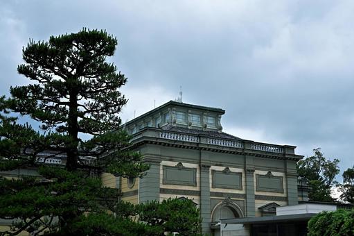 静かな曇り空の中で堂々と佇む建物 建物,曇り,空の写真素材