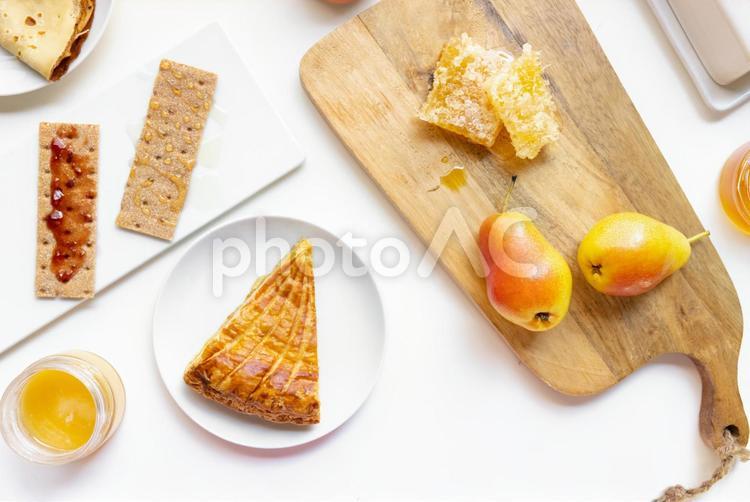 真上から見たまな板と蜂蜜とタルトとカナッペ 洋梨,天然素材,蜜蝋の写真素材