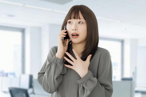 スマホで話しながら驚く女性 女性,驚く,スマホの写真素材