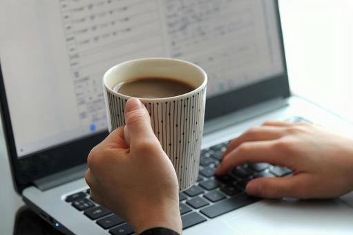 コーヒーを飲みながらリモートワーク 3 リモートワーク,pc,在宅ワークの写真素材