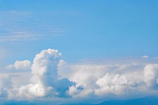 左でグーの形をしている白い雲 左でグーの形をしている白い雲 青空,雲,入道雲の写真素材