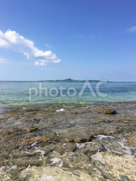 伊江島と海 沖縄,島,離島の写真素材