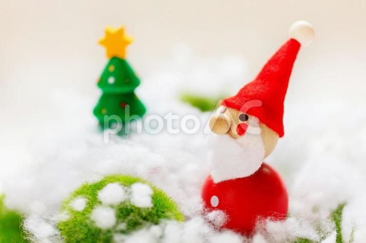 クリスマス16-サンタさんとツリー- クリスマス,xmas,クリスマスイブの写真素材