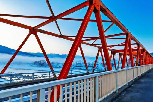 早朝の川面に立ち込める霧と赤い橋 冬,橋,千曲川の写真素材