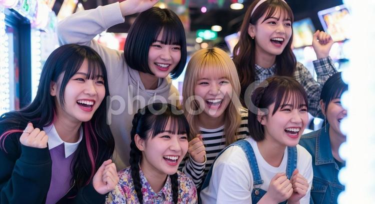ゲームセンターで盛り上がる女子高生たち 女子高生,ゲームセンター,楽しそうにの写真素材