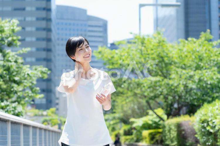 オフィス街をジョギングする若い女性 ランニング,ジョギング,フィットネスの写真素材