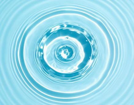 透明感のある青い水面に広がる波紋 透明感のある青い水面に広がる波紋の写真