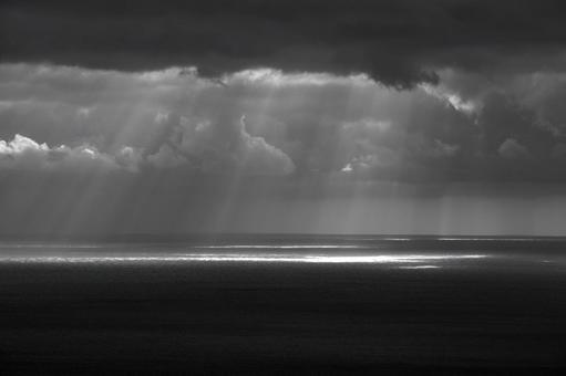 光芒が差す日本海 太陽,光,光芒の写真素材