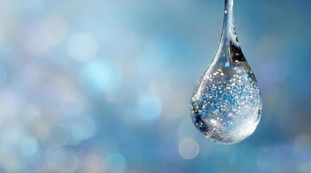 透明な雫がきらめく美容イメージの写真