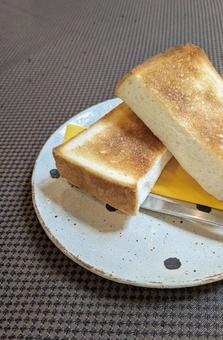 厚切りトーストの朝食 厚切りトーストの朝食 トースト,パン,厚切りパンの写真素材