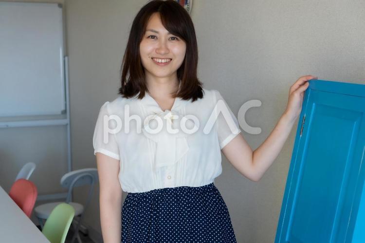 20代の室内にいる女性 女性,ol,顔の写真素材