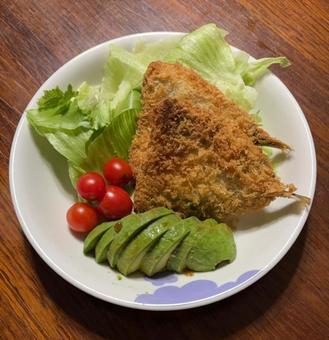 鯵フライとトマトとアボカドとレタス 鯵フライとトマトとアボカドとレタスの写真