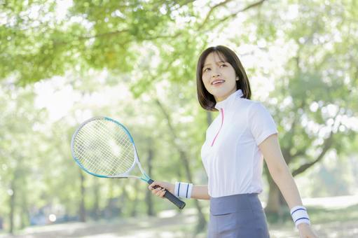 テニスを楽しむ女性 テニスを楽しむ女性 テニス,女性,ラケットの写真素材