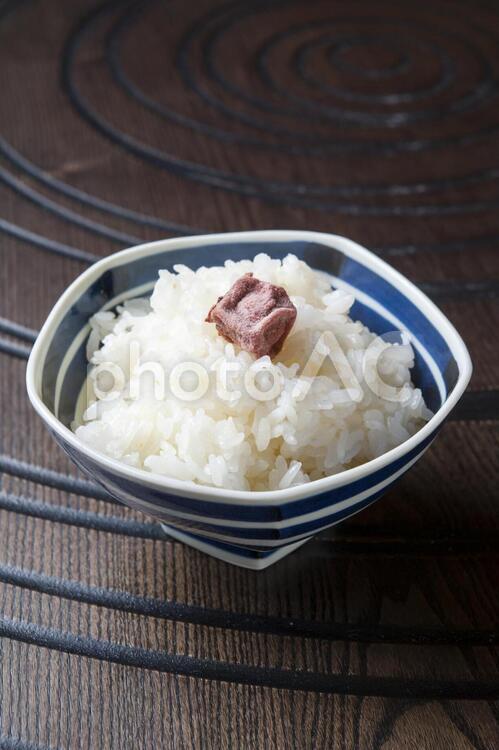 ごはんのおとも　梅干し ごはん,白米,お米の写真素材