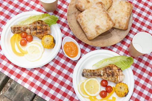 紙皿に盛りつけられた二人分の料理やパン キャンプ,バーベキュー,紙皿の写真素材