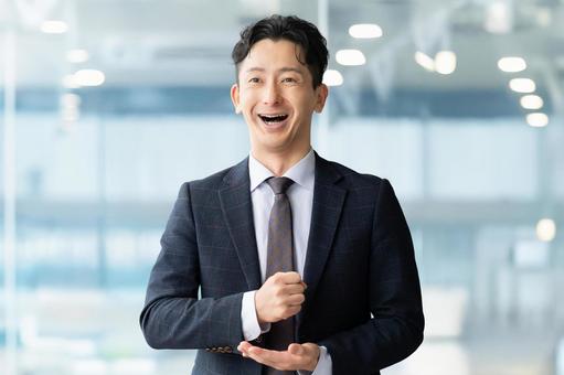 何かをひらめいた男性ビジネスマン 何かをひらめいた男性ビジネスマン 男性,ひらめき,ひらめくの写真素材