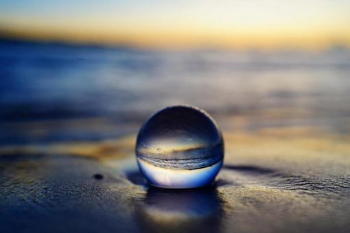 水晶玉越しの与那覇前浜の美しい夕焼け 水晶玉越しの与那覇前浜の美しい夕焼け 水晶玉,水晶玉写真,クリスタルボールの写真素材
