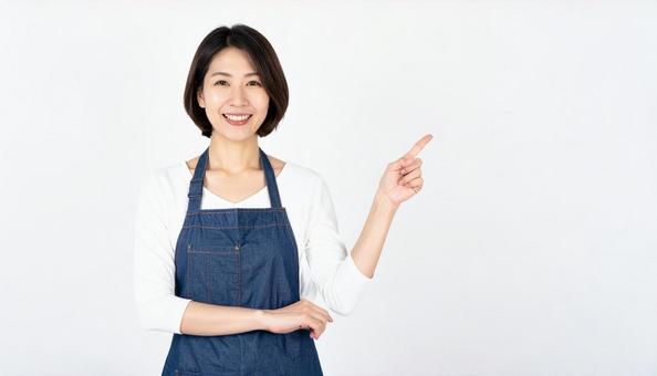 指差しをしている30代の女性 指差しをしている30代の女性の写真