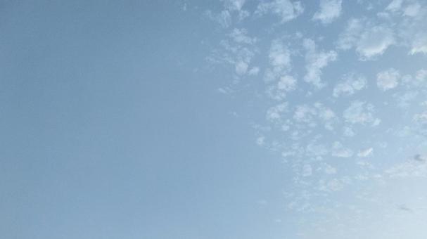 途切れているまだら雲の写真