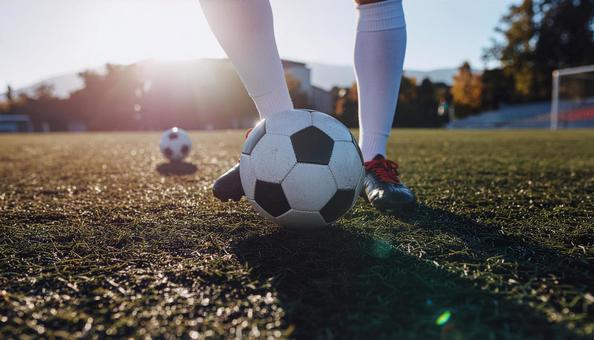 サッカーボールとサッカーシューズ サッカーボールとサッカーシューズの写真