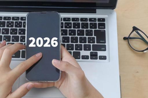 スマホを持つ男性の手 2026イメージ スマホを持つ男性の手 2026イメージ 2026,2026年,令和8年の写真素材