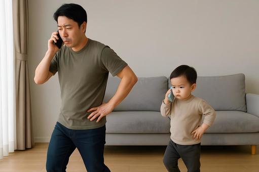 通話に集中する親子 通話に集中する親子の写真