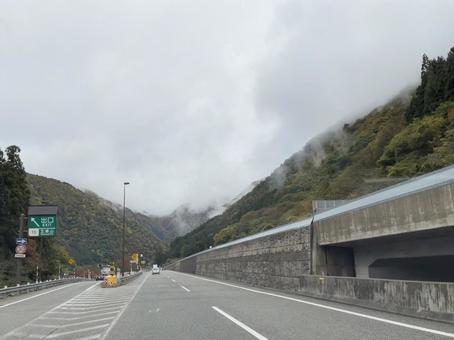 高速道路（五箇山IC出口付近／富山方面） 道路,高速道路,曇り空の写真素材