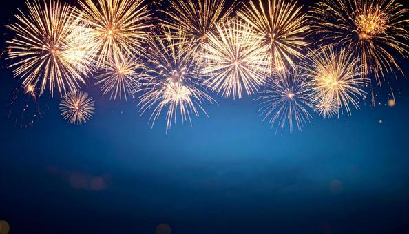 たくさんのカラフルな打ち上げ花火の夜景の写真