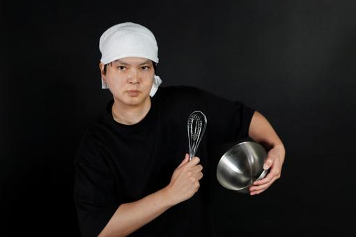 調理器具を持つ男性 調理器具を持つ男性の写真